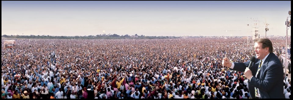 Openluchtbijeenkomst met de Duitse evangelist Reinhard Bonnke (2 miljoen toehoorders)